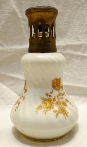 -SUPERBE LAMPE BERGER PILLIVUYT JOLIE FORME DECOR ROSES DOREES COLLECTION    D