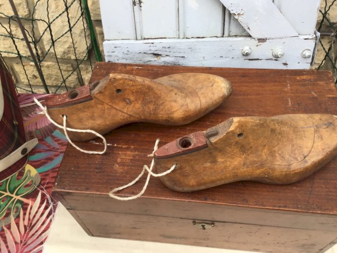 Superbe paire de FORME A CHAUSSURE EMBAUCHOIR BOIS 27 cms METAL ANTIQUE