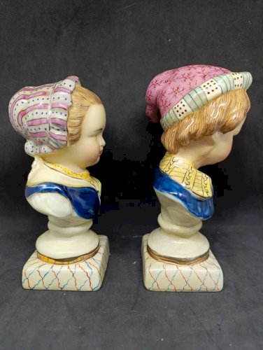 superbe paire de petits bustes en porcelaine denfant anglais Staffordshire en bon etat