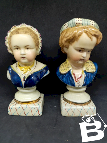 superbe paire de petits bustes en porcelaine denfant anglais Staffordshire en bon etat