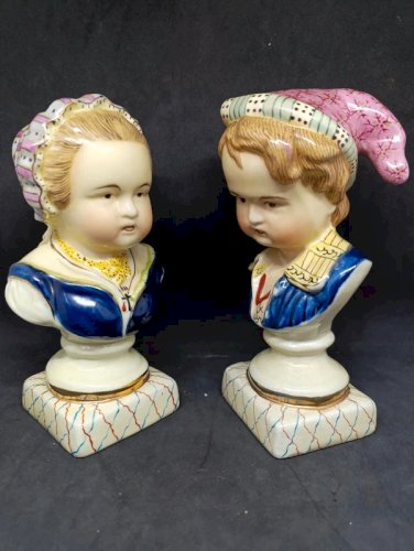 superbe paire de petits bustes en porcelaine denfant anglais Staffordshire en bon etat