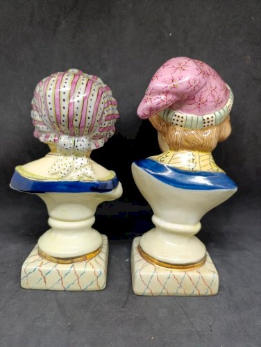 superbe paire de petits bustes en porcelaine denfant anglais Staffordshire en bon etat
