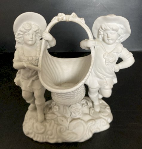 superbe panier vide poche entoure d'enfants  en biscuit vintage decoration