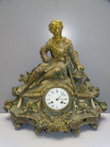 SUPERB CLOCK IN BRONZE AND ALABASTER, 19th CENTURY, A KNIGHT WITH SIMON MOVEMENT D.