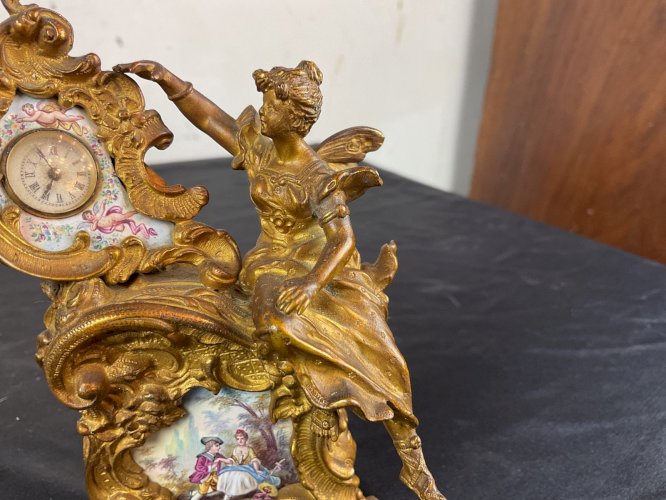 Superbe pendulette bronze doré et porcelaine  XIXeme