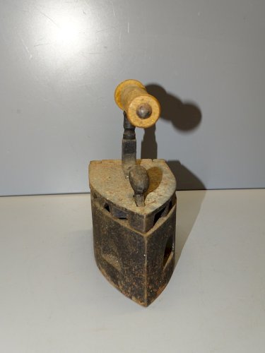 -SUPERBE PETIT FER A BRAISES en FONTE POIGNEE BOIS SORTI DE GRENIER DECO    D