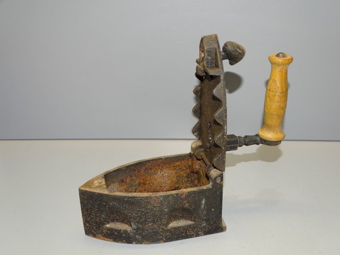 -SUPERBE PETIT FER A BRAISES en FONTE POIGNEE BOIS SORTI DE GRENIER DECO    D