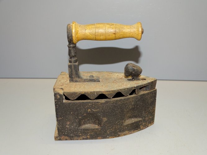 -SUPERBE PETIT FER A BRAISES en FONTE POIGNEE BOIS SORTI DE GRENIER DECO    D