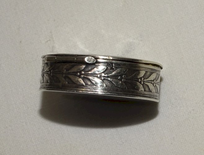 -SUPERBE PETITE BOITE A PILULES EN ARGENT Poinçon tête sanglier int. VERMEIL  D