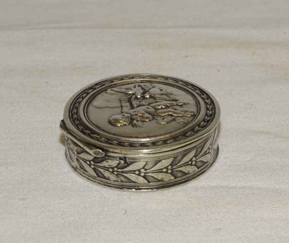 -SUPERBE PETITE BOITE A PILULES EN ARGENT Poinçon tête sanglier int. VERMEIL  D