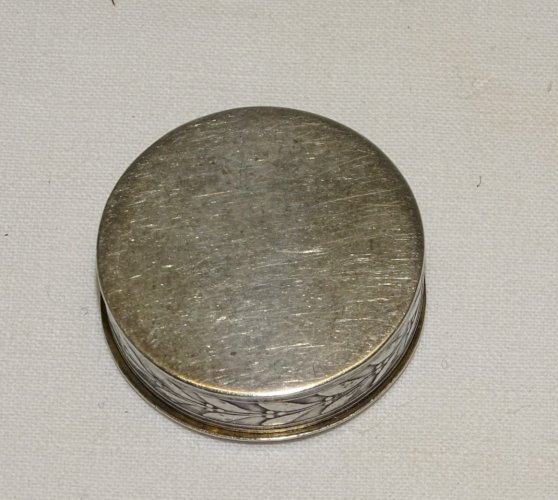 -SUPERBE PETITE BOITE A PILULES EN ARGENT Poinçon tête sanglier int. VERMEIL  D