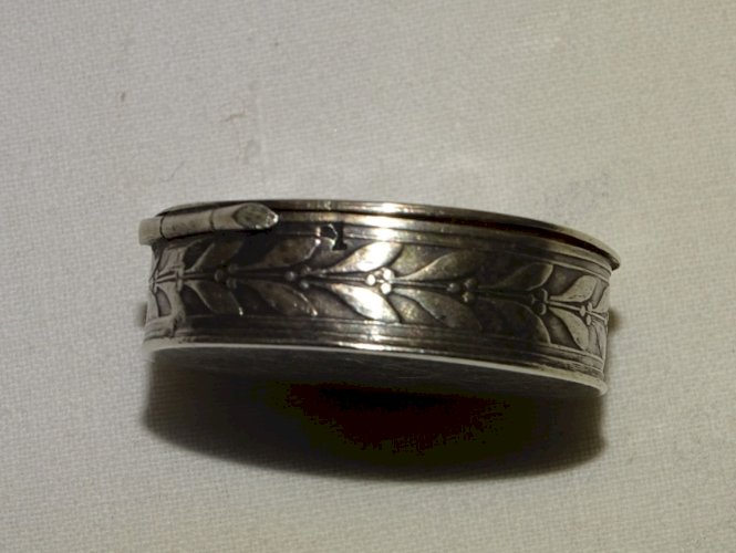 -SUPERBE PETITE BOITE A PILULES EN ARGENT Poinçon tête sanglier int. VERMEIL  D