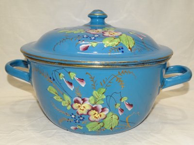- SUPERBE PETITE SOUPIERE EMAILLEE BLEUE avec FLEURS PENSEES EN EPAISSEUR   D