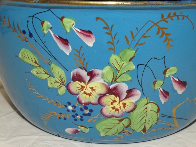 - SUPERBE PETITE SOUPIERE EMAILLEE BLEUE avec FLEURS PENSEES EN EPAISSEUR   D