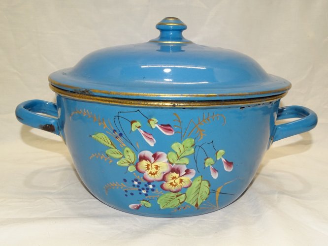 - SUPERBE PETITE SOUPIERE EMAILLEE BLEUE avec FLEURS PENSEES EN EPAISSEUR   D