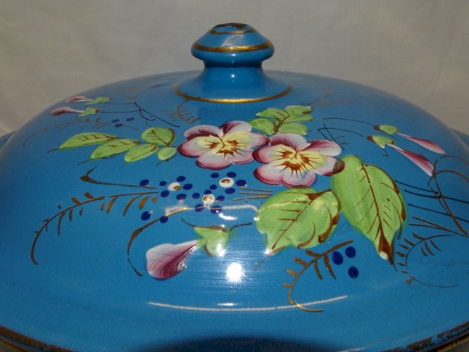 - SUPERBE PETITE SOUPIERE EMAILLEE BLEUE avec FLEURS PENSEES EN EPAISSEUR   D