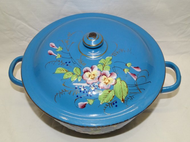- SUPERBE PETITE SOUPIERE EMAILLEE BLEUE avec FLEURS PENSEES EN EPAISSEUR   D