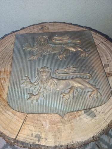superbe plaque en bronze (cheminée?) representant le blason de normandie en bon etat