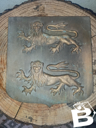 superbe plaque en bronze (cheminée?) representant le blason de normandie en bon etat