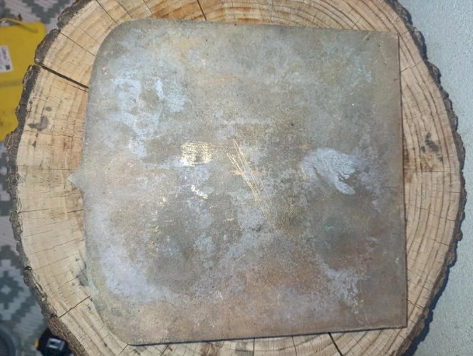 superbe plaque en bronze (cheminée?) representant le blason de normandie en bon etat