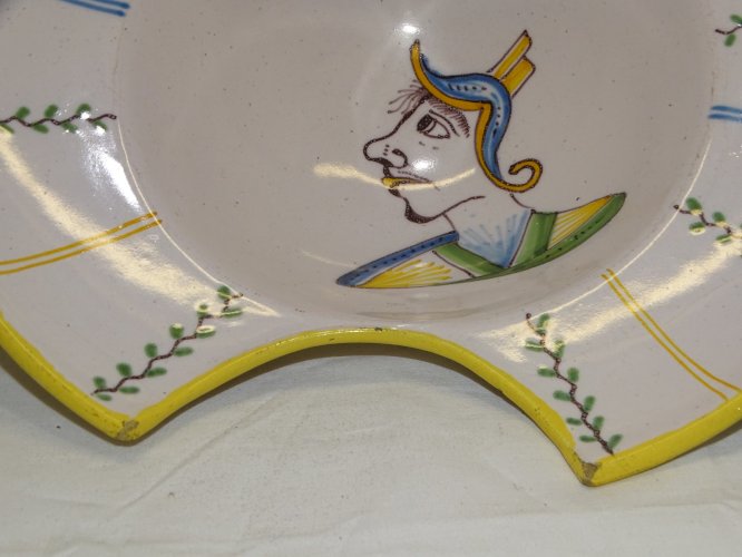 - SUPERBE PLAT A BARBE BARBIER FAÏENCE PROVENCE FIN XVIIIe? collection déco   D