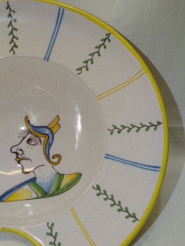 - SUPERBE PLAT A BARBE BARBIER FAÏENCE PROVENCE FIN XVIIIe? collection déco   D