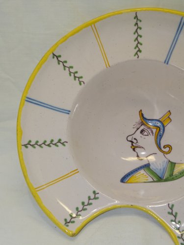 - SUPERBE PLAT A BARBE BARBIER FAÏENCE PROVENCE FIN XVIIIe? collection déco   D