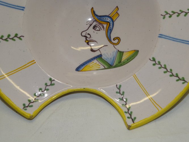 - SUPERBE PLAT A BARBE BARBIER FAÏENCE PROVENCE FIN XVIIIe? collection déco   D