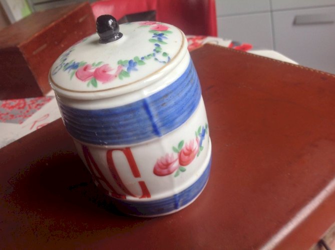 Superbe POT A TABAC EN PORCELAINE SUR FOND BLANC A DECOR FLORAL POLYCHROME