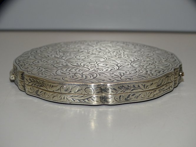 -SUPERBE POUDRIER ARGENT à décor d'ARABESQUES GRAVEES Poinçon Charançon   D