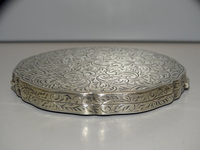 -SUPERBE POUDRIER ARGENT à décor d'ARABESQUES GRAVEES Poinçon Charançon   D