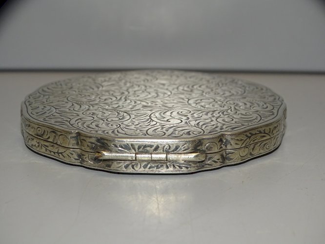 -SUPERBE POUDRIER ARGENT à décor d'ARABESQUES GRAVEES Poinçon Charançon   D