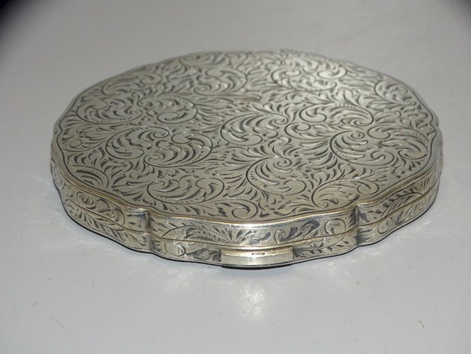 -SUPERBE POUDRIER ARGENT à décor d'ARABESQUES GRAVEES Poinçon Charançon   D