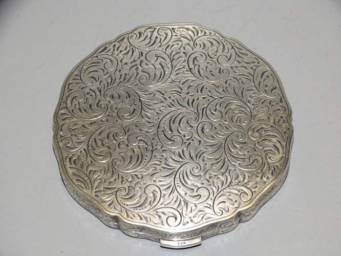 -SUPERBE POUDRIER ARGENT à décor d'ARABESQUES GRAVEES Poinçon Charançon   D