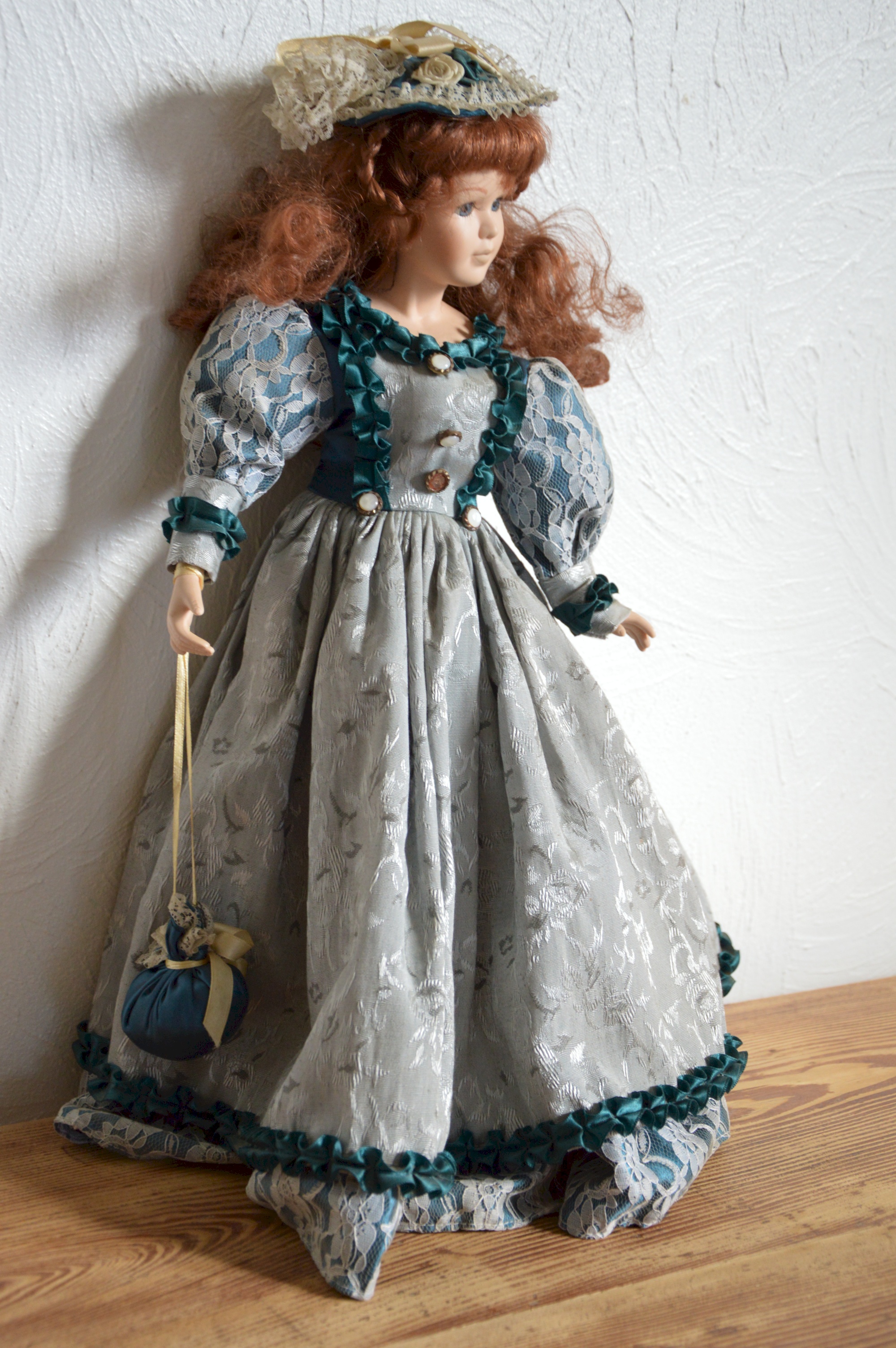Poupée endormie vintage française en robe rouge en dentelle collection poupee poupée régionale - France