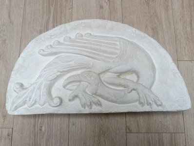 superbe reproduction en platre Oiseau chimérique se mordant la patte poitiers  12eme siecle