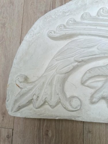 superbe reproduction en platre Oiseau chimérique se mordant la patte poitiers  12eme siecle