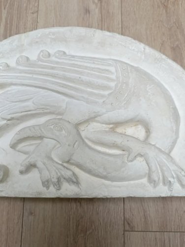 superbe reproduction en platre Oiseau chimérique se mordant la patte poitiers  12eme siecle