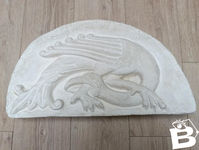 superbe reproduction en platre Oiseau chimérique se mordant la patte poitiers  12eme siecle