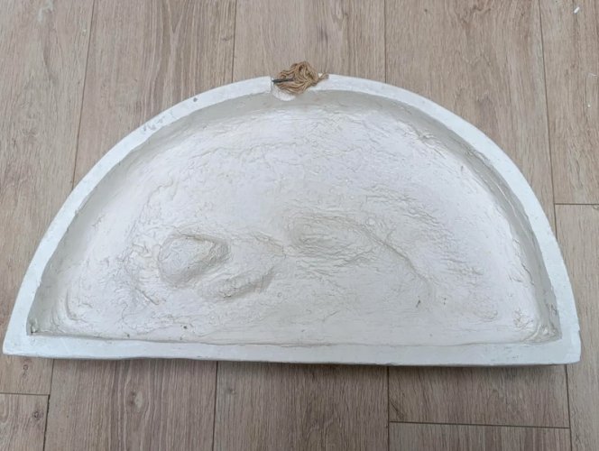 superbe reproduction en platre Oiseau chimérique se mordant la patte poitiers  12eme siecle