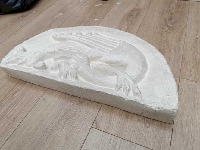 superbe reproduction en platre Oiseau chimérique se mordant la patte poitiers  12eme siecle