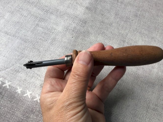 Superbe roulette ancienne à cranter le cuir Bourrelier cordonnier outils ancien