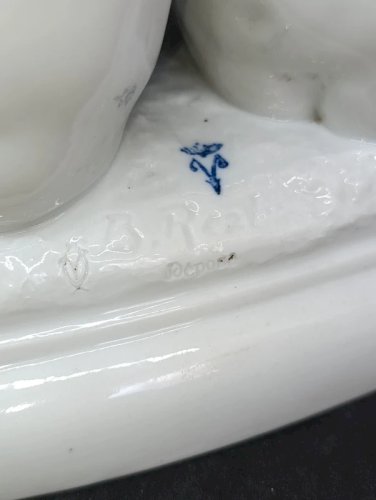 superbe sculpture en porcelaine representant deux cherubins signée Bohumil REZL  en bon etat