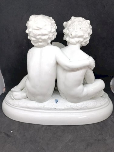 superbe sculpture en porcelaine representant deux cherubins signée Bohumil REZL  en bon etat