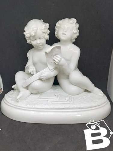 superbe sculpture en porcelaine representant deux cherubins signée Bohumil REZL  en bon etat