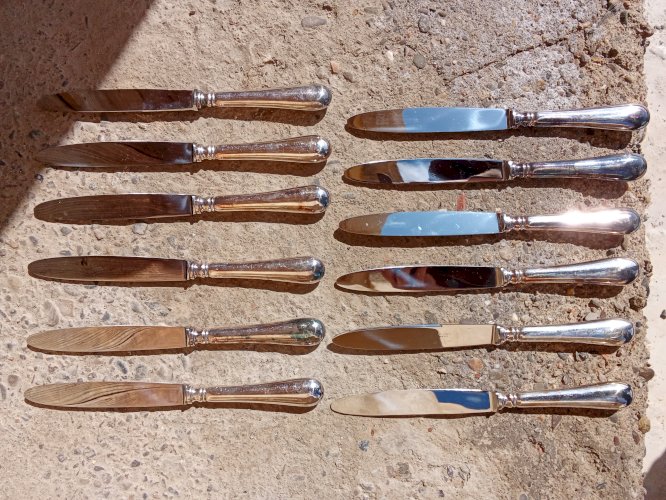 Superbe série de douze couteaux de table Christofle monogrammés.