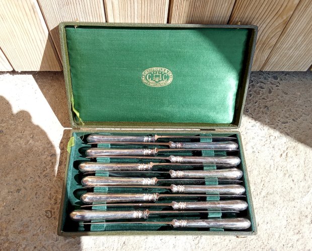 Superbe série de douze couteaux de table Christofle monogrammés.