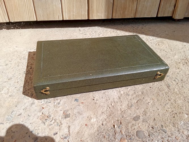 Superbe série de douze couteaux de table Christofle monogrammés.