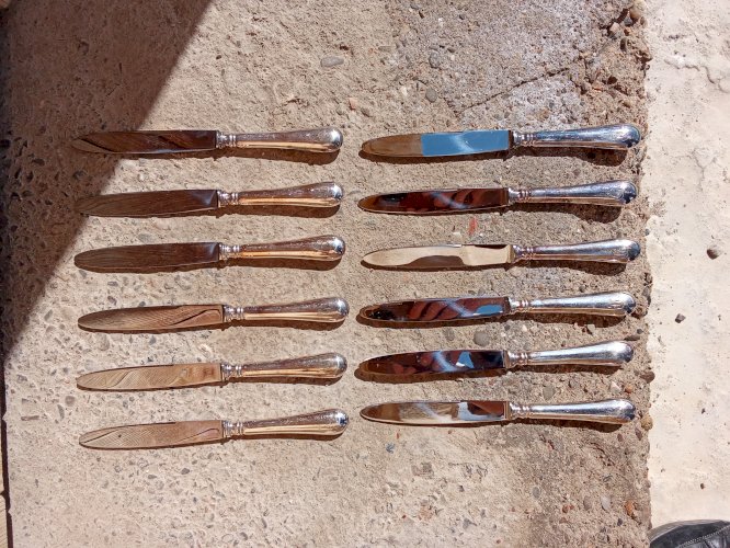 Superbe série de douze couteaux de table Christofle monogrammés.