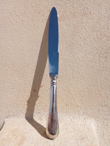 Superbe série de douze couteaux de table Christofle monogrammés.